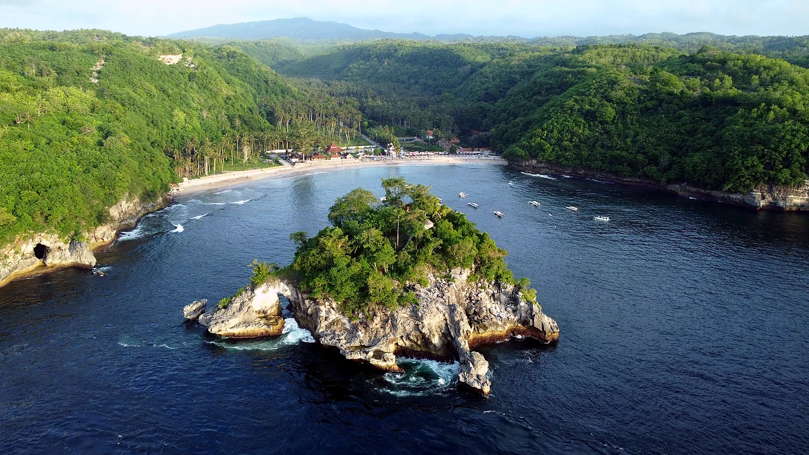Cover image for the article: East Bali Dive Sites: Padang Bai, Tulamben & Amed